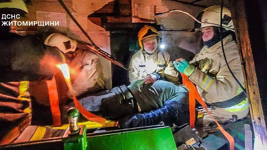 Спасатели эвакуировали пострадавших железнодорожников из поврежденных локомотивов