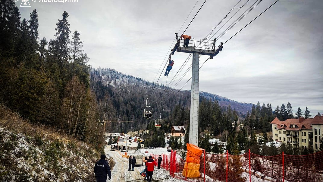 Рятувальники знімають людей з крісельного підйомника на горі Захар Беркут