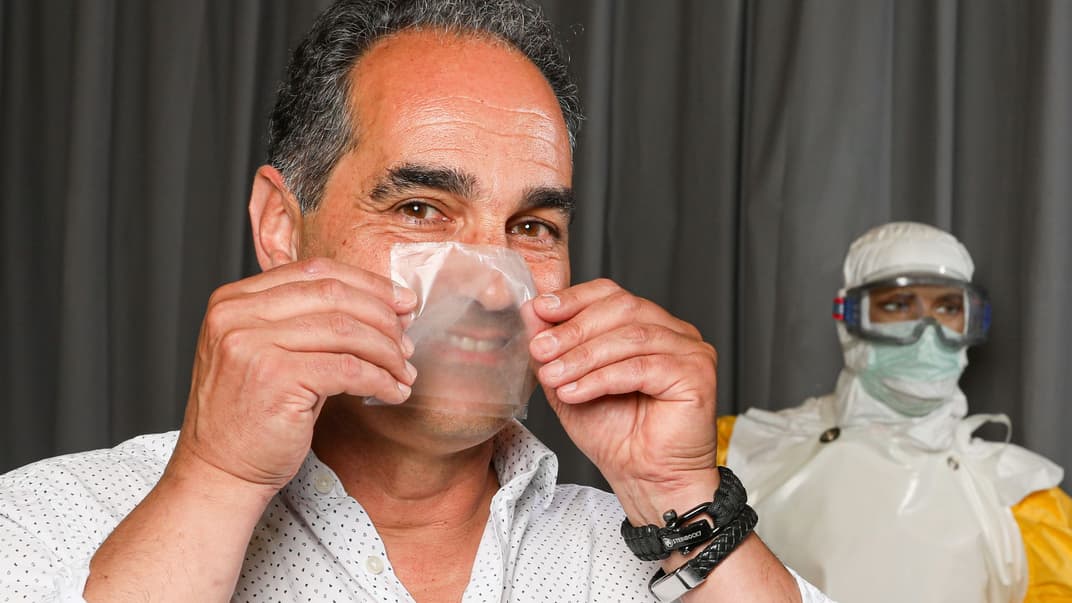 Тьєррі Пеле, керівник стартапу Федеральної політехнічної школи Лозанни. Він розробив прозорий захисний матеріал, який можна використовувати для створення медичних масок для лікарів