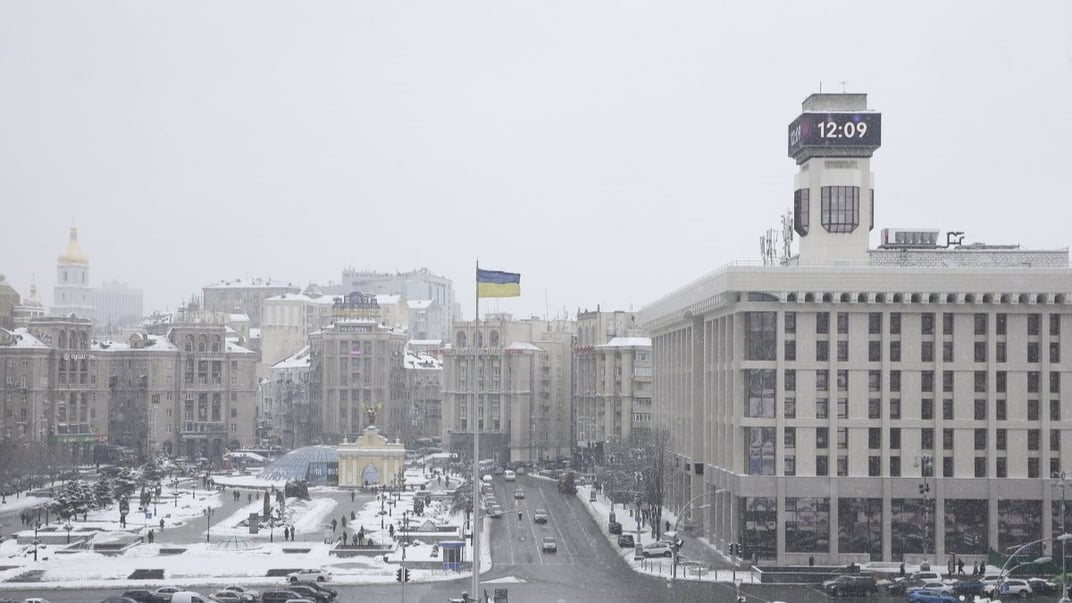 Відновлений Будинок профспілок (справа на фото) у Києві, 26 грудня 2018 року
