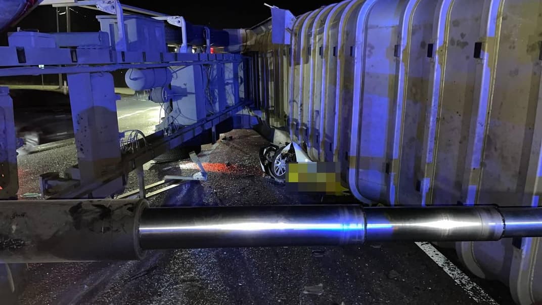 Під Харковом вантажівка розчавила таксі