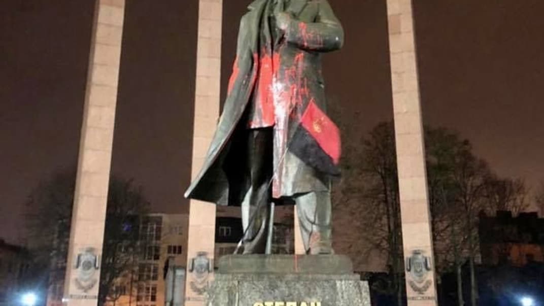 Пам'ятник Степану Бандері у Львові облили фарбою вночі 5 лютого