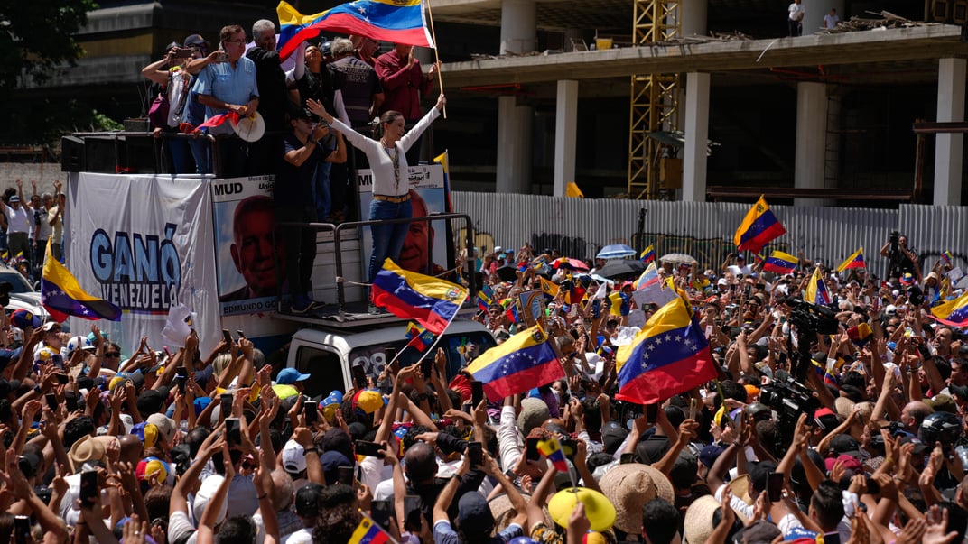 Лідерка опозиції Марія Коріна Мачадо розмахує національним прапором на вантажівці під час мітингу протесту проти офіційних результатів виборів у Венесуелі, 17 серпня 2024 року