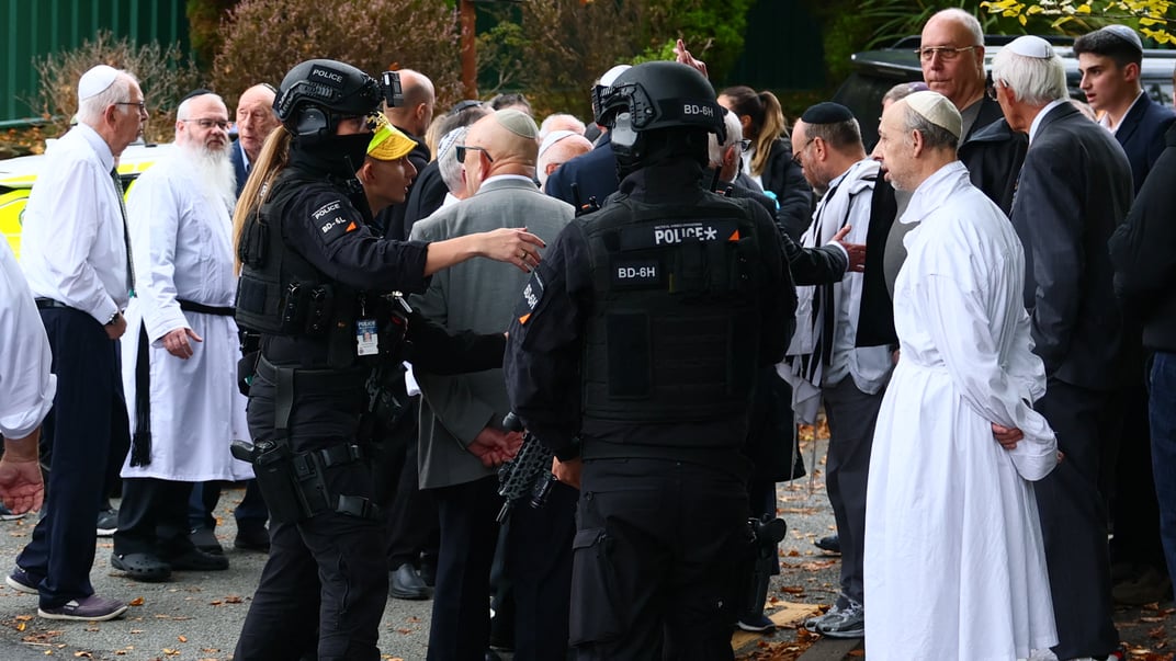 Поліція розмовляє з членами єврейської громади поблизу синагоги у Крампсаллі, на півночі Манчестера, де стався напад