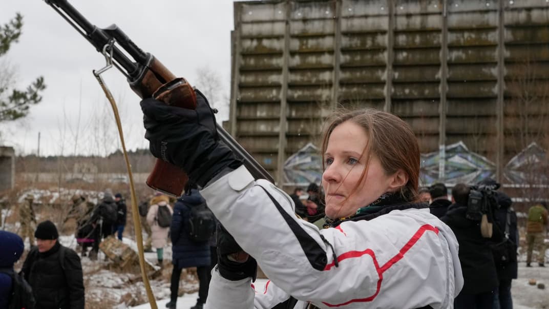 Члени територіальної оборони України та добровольчі військові частини, тренуються поблизу Києва, Україна, 29 січня 2022 року