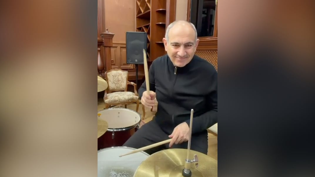 Прем’єр-міністр Вірменії Нікол Пашинян грає на ударних