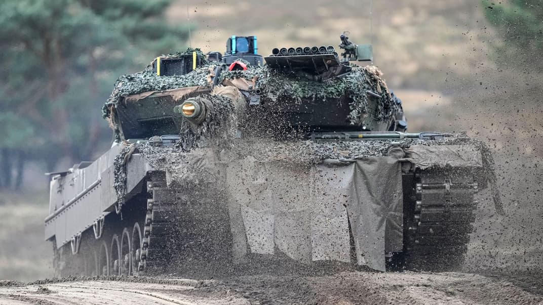 Иллюстративная фотография. Танк Leopard 2 в действии во время визита министра обороны Германии Бориса Писториуса в 203 танковый батальон Бундесвера, Германия, 1 февраля 2023 года