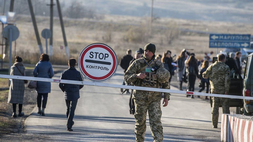 Действующие и бывшие представители Украины Трехсторонней контактной группы по урегулированию ситуации на Донбасс разошлись в выводах в вопросе возможности проведения местных выборов на оккупированном Донбассе уже этой осенью. На фото — КПВВ «Гнутово», Донецкая область, 9 ноября 2018 года