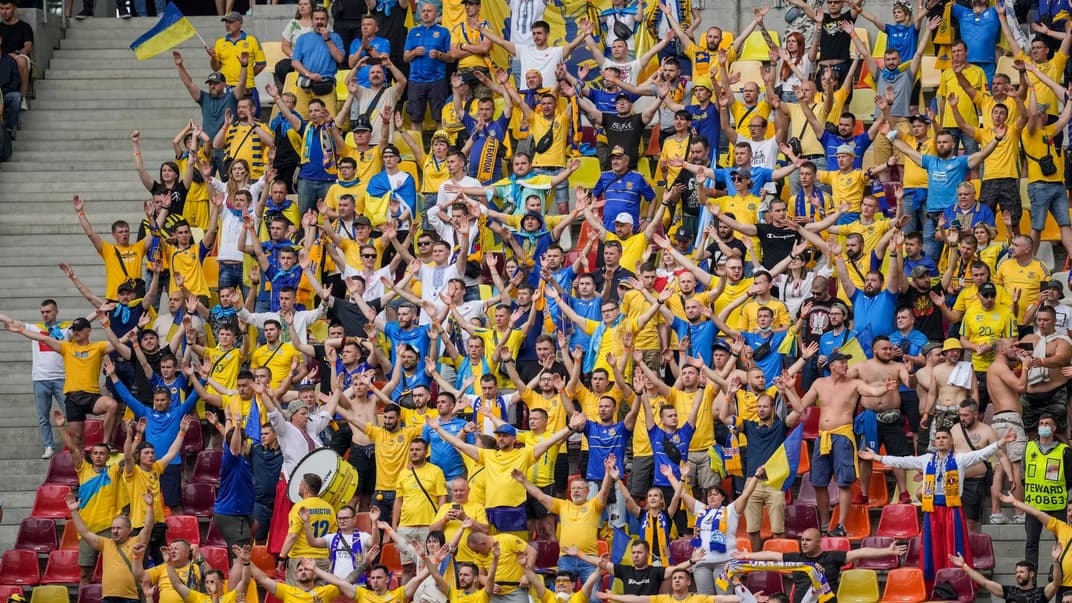 Болельщики сборной Украины по футболу во время матча Евро-2020 против Северной Македонии в Бухаресте, 17 июня 2021 года