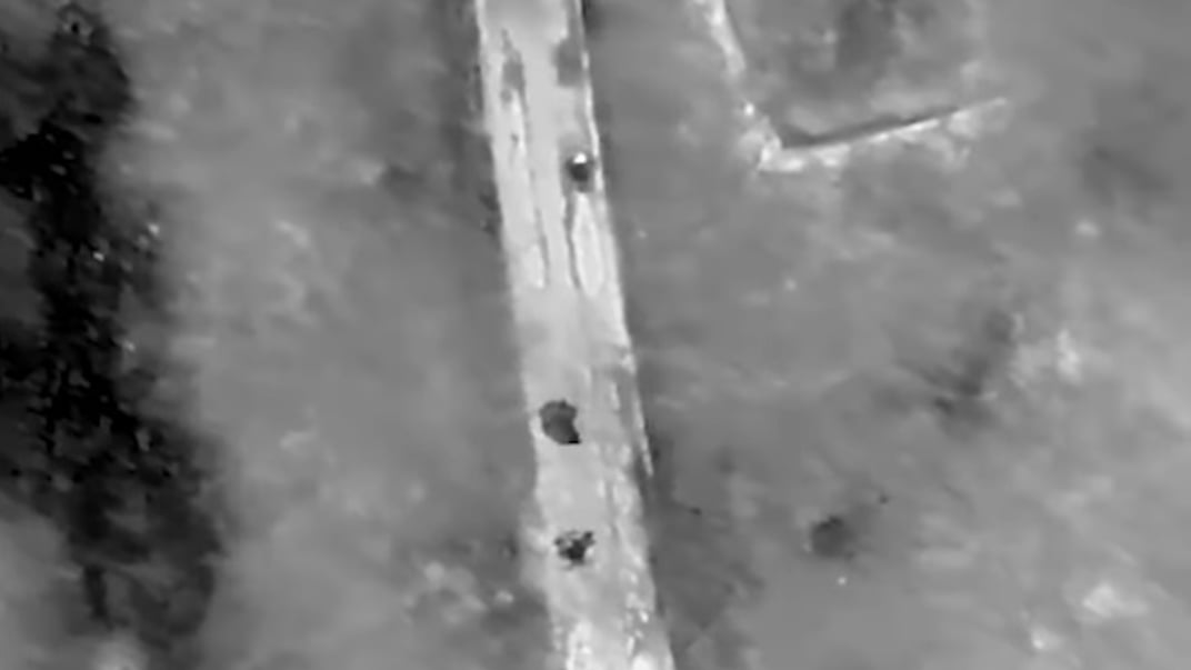 Военные рф, снятые дроном перед сбросом боеприпаса