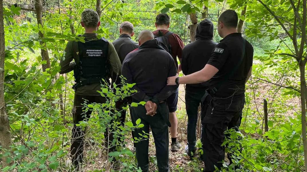 Затримання причетних до організації каналу незаконного переправлення за кордон чоловіків призовного віку