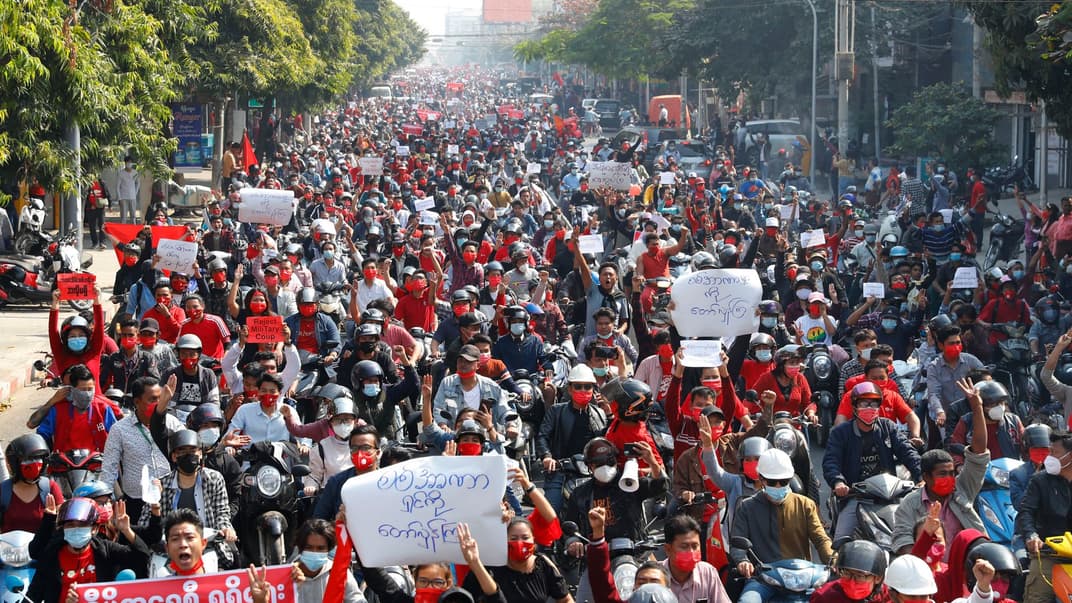 Протестующие в Янгоне, Мьянма, 7 февраля 2021 года