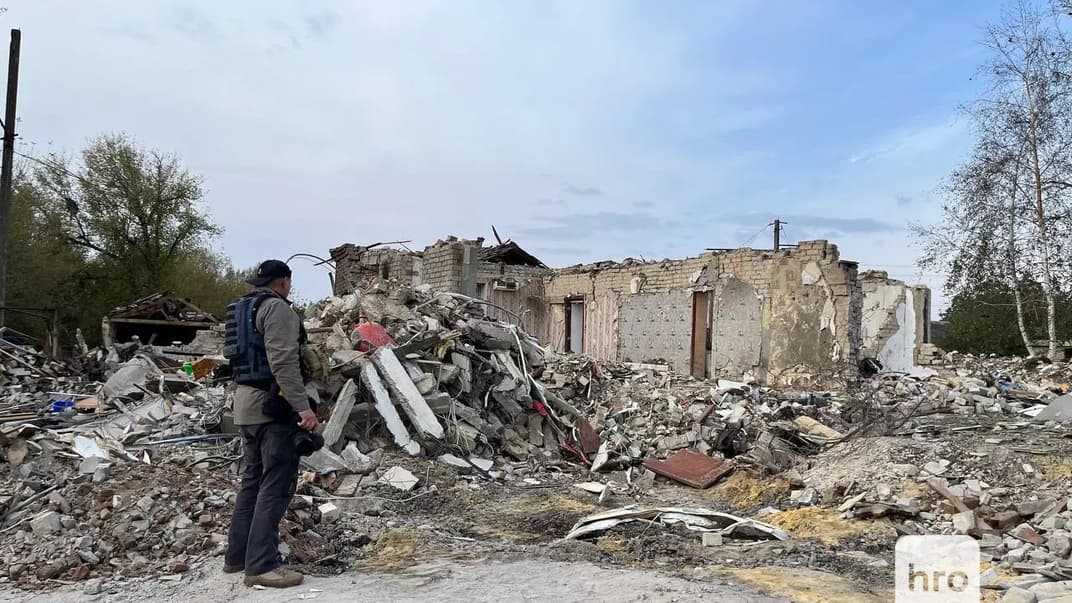 Спасатели работают на месте российской атаки в селе Гроза Харьковской области, 6 октября 2023 года