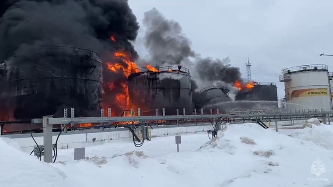 У Клинцях Брянської області рф горять 4 резервуари з нафтопродуктами, 19 січня 2024 року