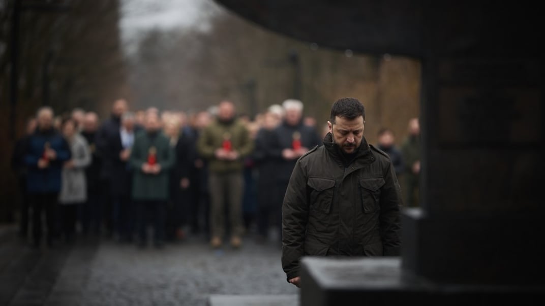 Напередодні Міжнародного дня памʼяті жертв Голокосту Зеленський установив лампадку до пам’ятного знака на території заповідника «Бабин Яр»
