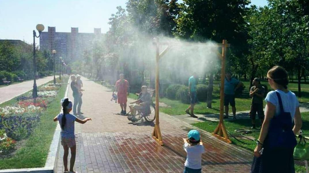 Арка, распыляет воду в жару, Киев, 22 июня 2019 года