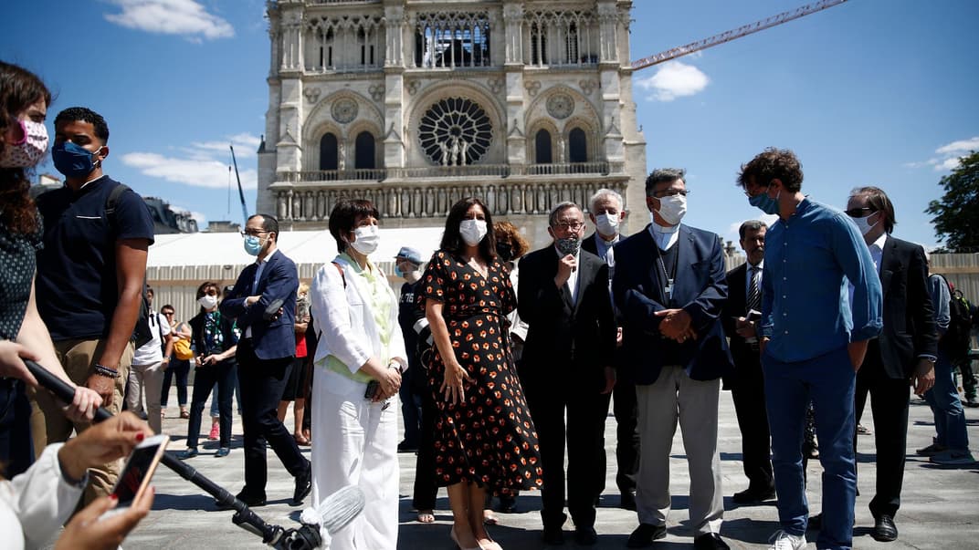 Очільниця Парижа Анн Ідальго (по центру) на відкритті площі перед Нотр-Дамом, Париж, 31 травня 2020 року