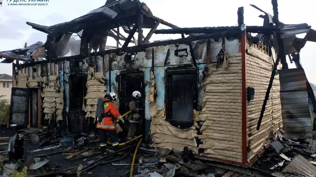 Сгоревший дом, приспособленный под церковь.