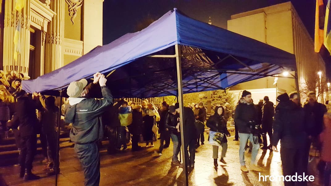 Возле Офиса президента устанавливают палатки, 8 декабря 2019 года