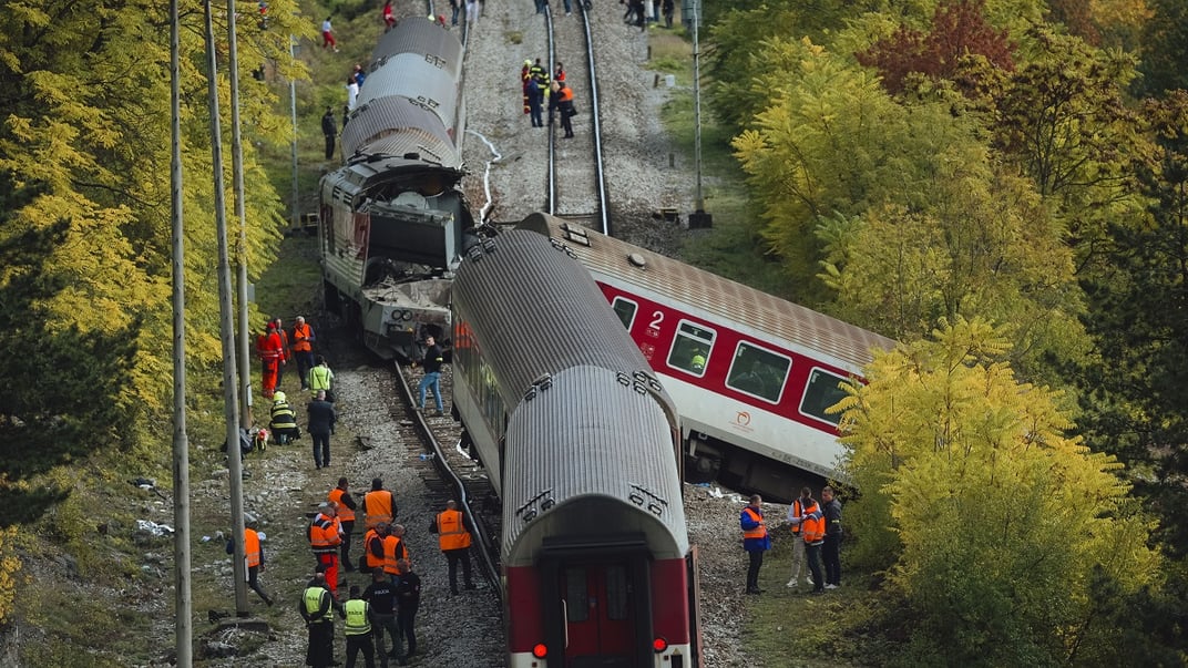 Пожежники оглядають місце, де два пасажирські поїзди зіткнулися один з одним, 13 жовтня 2025 року