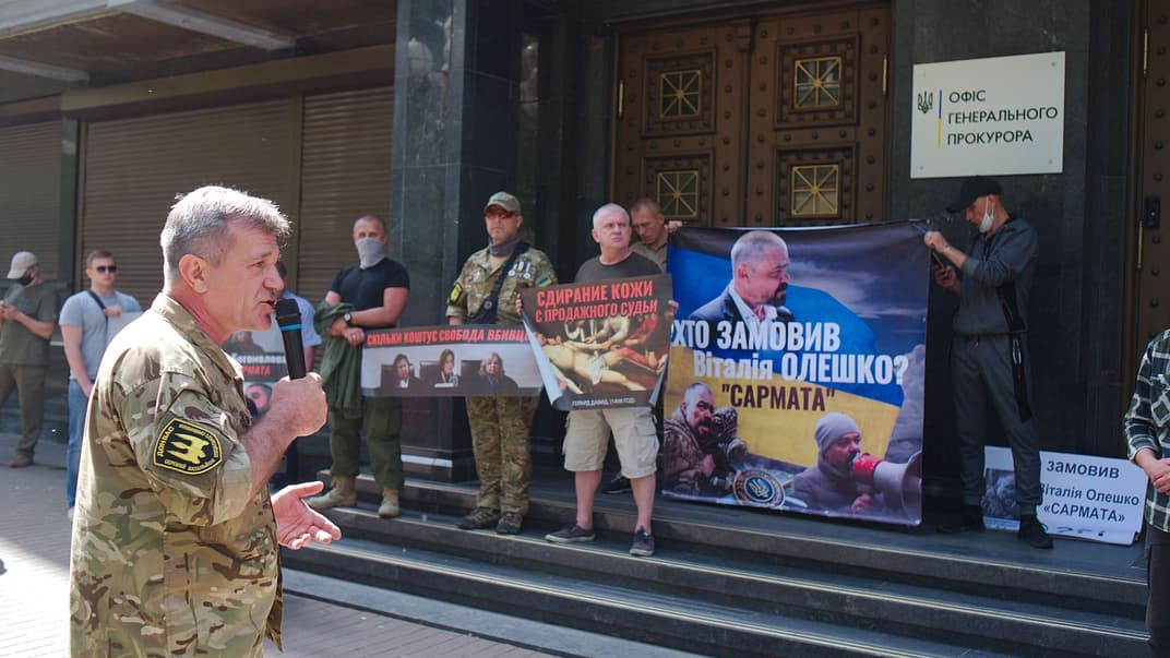 Під Офісом генпрокурора вимагали повернути у СІЗО обвинувачених у вбивстві учасника бойових дій на Донбасі Віталія Олешка, Київ, 9 червня 2020