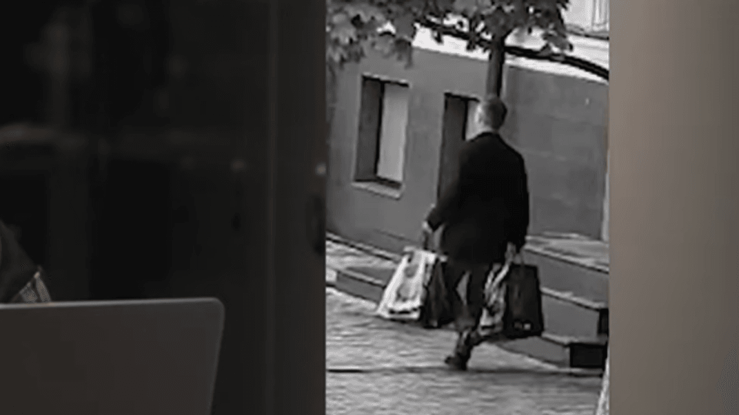 Один з фігурантів корупційної схеми в енергетичній сфері несе гроші готівкою в офіс, де їх «відмивали»,