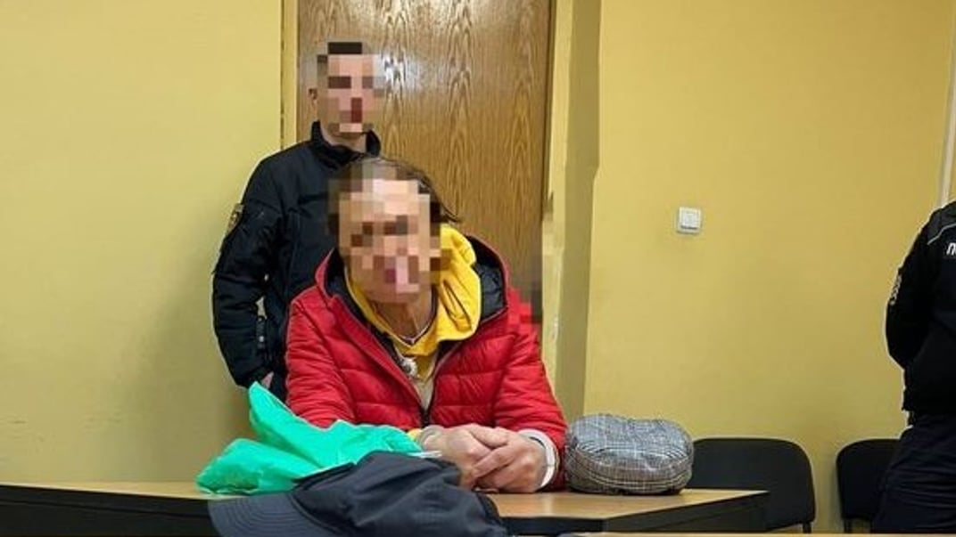 Чоловік, який витер ноги об державний прапор у Рівному Чоловік, який витер ноги об державний прапор у Рівному