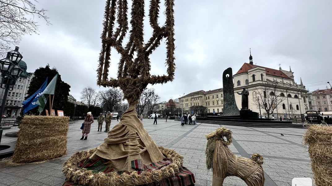 Во Львове установили самый большой в Украине трезубец из дидухов