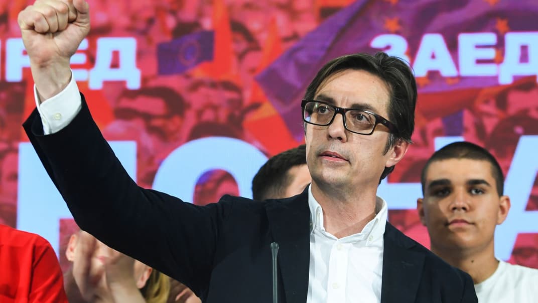 Победитель президентских выборов в Македонии Стево Пендаровский празднует победу со своими сторонниками, Скопье, Северная Македония, 5 мая 2019