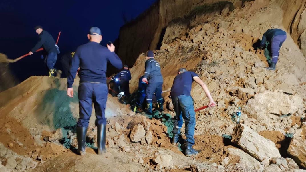 Спасатели расчищают почву, обрушившуюся в районе пляжа в селе Лебедевка, Одесская область. 22 июня 2021 года