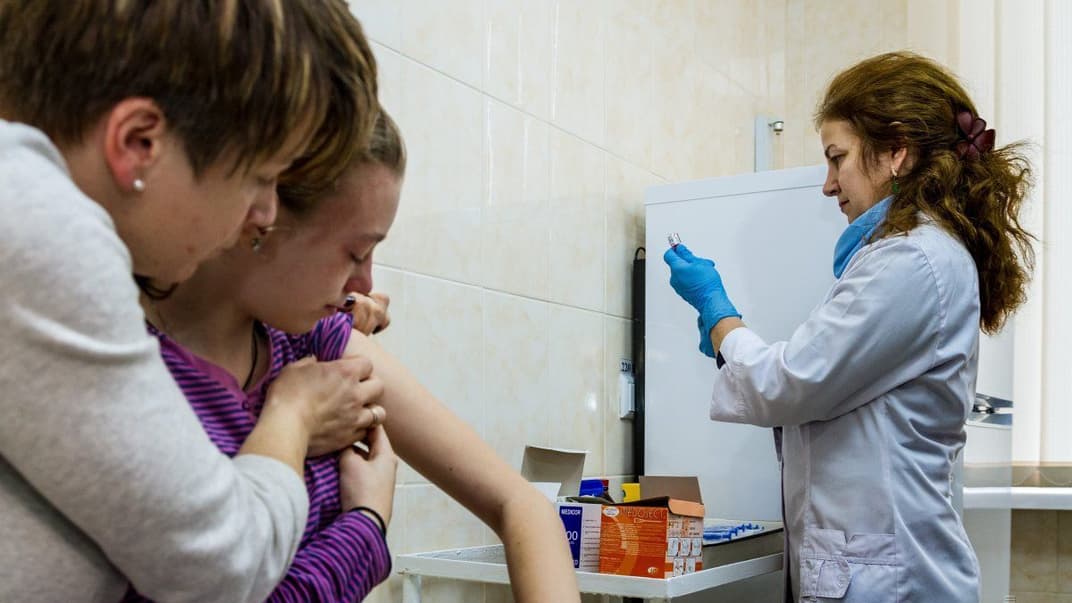 Ілюстративне фото. Мати з донькою чекають на щеплення в одній з амбулаторій сімейної медицини в Ужгороді, 1 лютого 2018 року