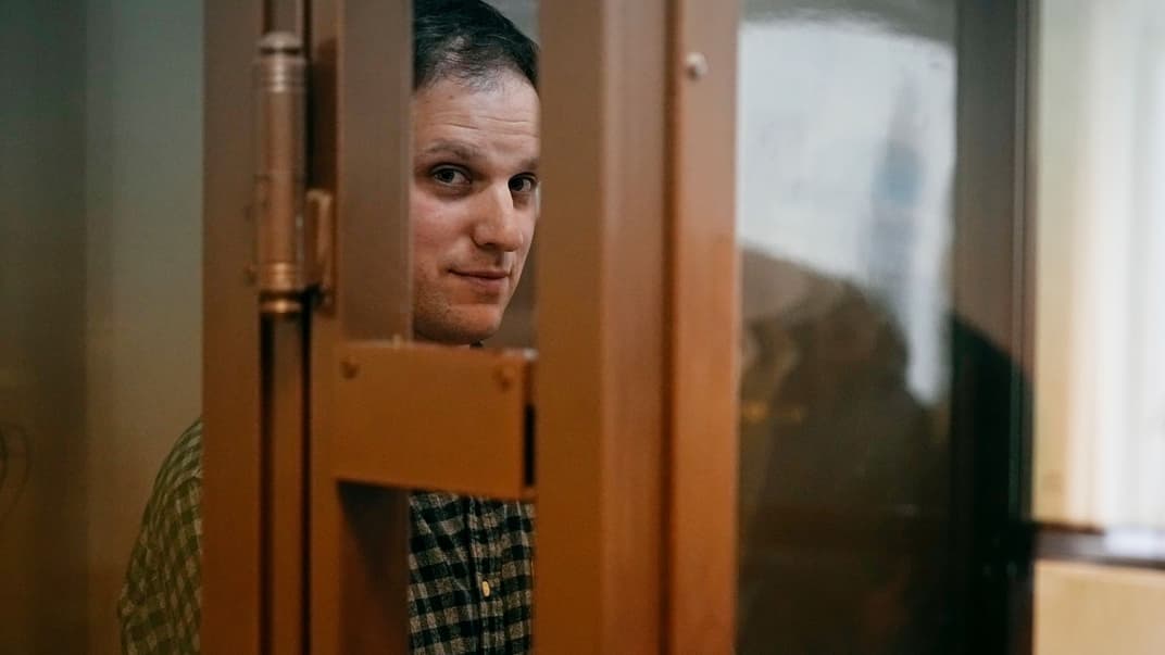 Журналист Wall Street Journal Эван Гершкович стоит в стеклянной клетке в зале Московского городского суда, 18 апреля 2023 года