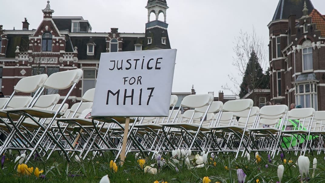 Традиционная безмолвная акция, организованная родственниками погибших пассажиров рейса MH17, у посольства России в Гааге, Нидерланды, 8 марта 2020 года