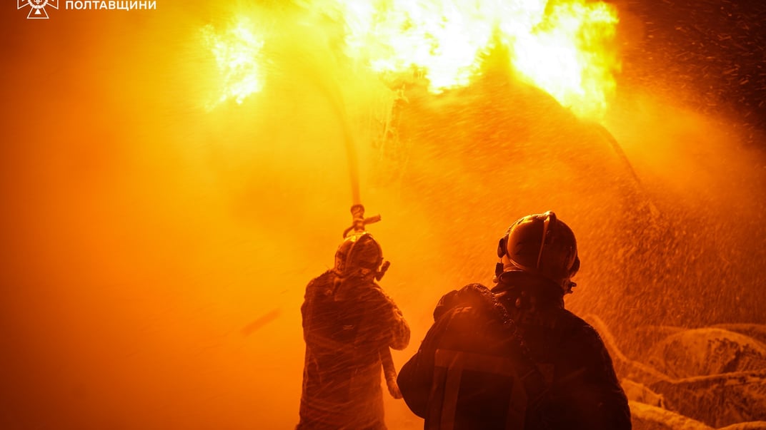 Рятувальники гасять пожежу на місці прильотів після російських атак