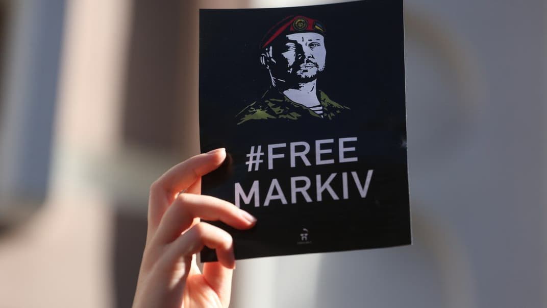 Листівка з фото Віталія Марківа і написом Free Markiv під час маршу на підтримку незаконно засудженого в Італії українського бійця Національної гвардії України Віталія Марківа біля посольства Італії, в Києві, в День захисника України, 14 жовтня 2019 року.