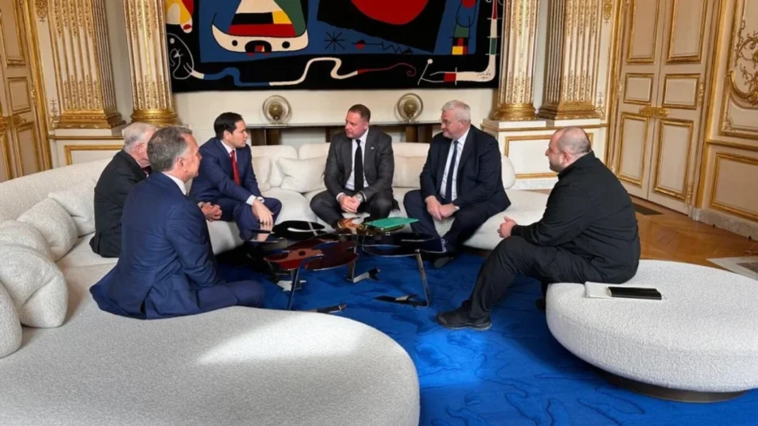 Представники України та США під час зустрічі в Парижі Представники України та США під час зустрічі в Парижі, 17 квітня 2025 року