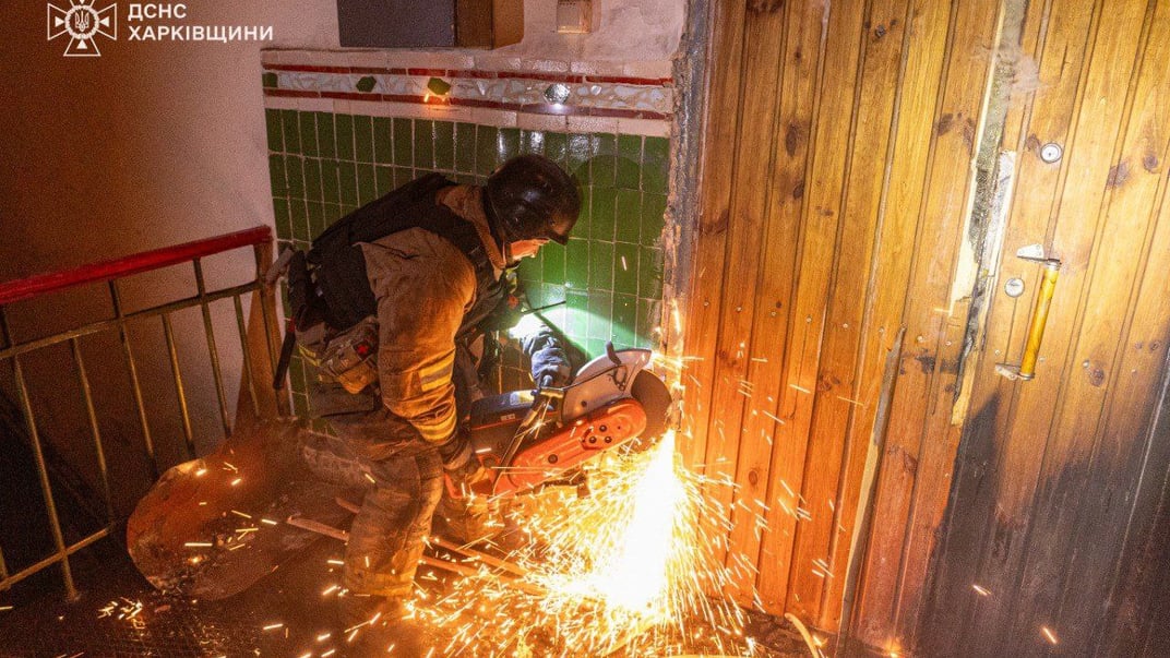 Рятувальники працюють на місці влучання в Харкові Рятувальники працюють на місці влучання в Харкові