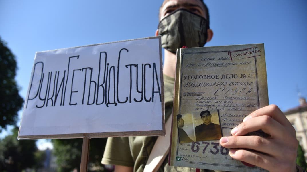Акция «Руки прочь от Стуса», во Львове, 10 июля 2020 года. В этот день в Дарницком районном суде Киева проходило заседание по иску Виктора Медведчука против журналиста, историка, Вахтанга Кипиани и издательства Vivat