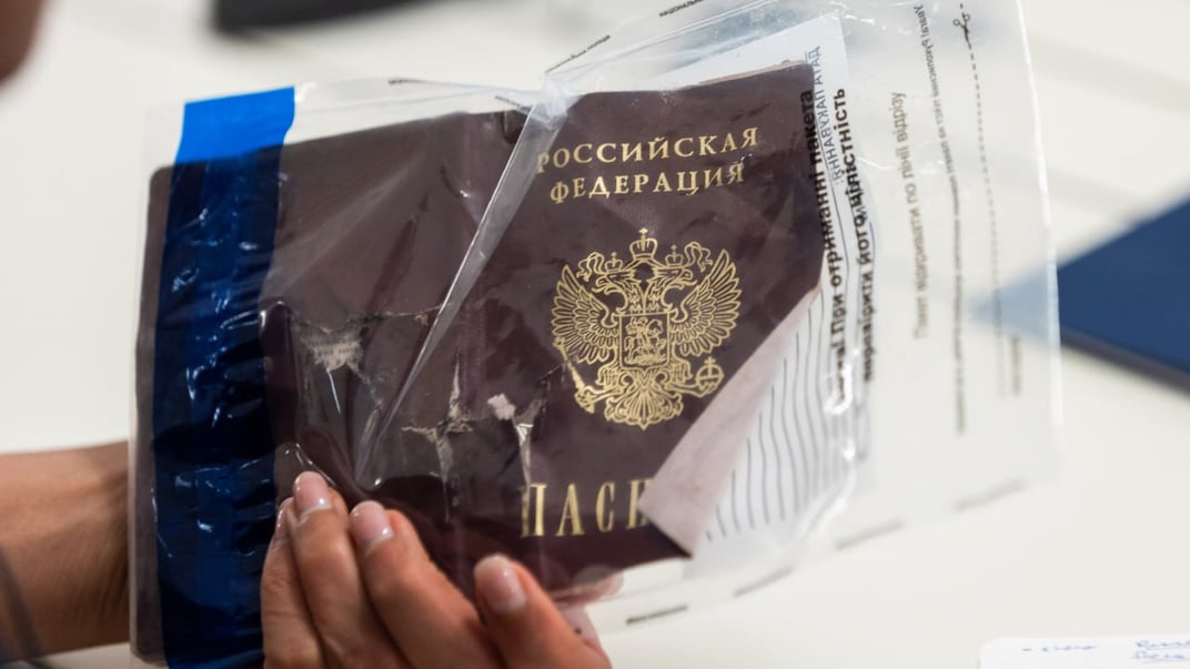Паспорт рф, який виявили в одного з загиблих, переданих Україні