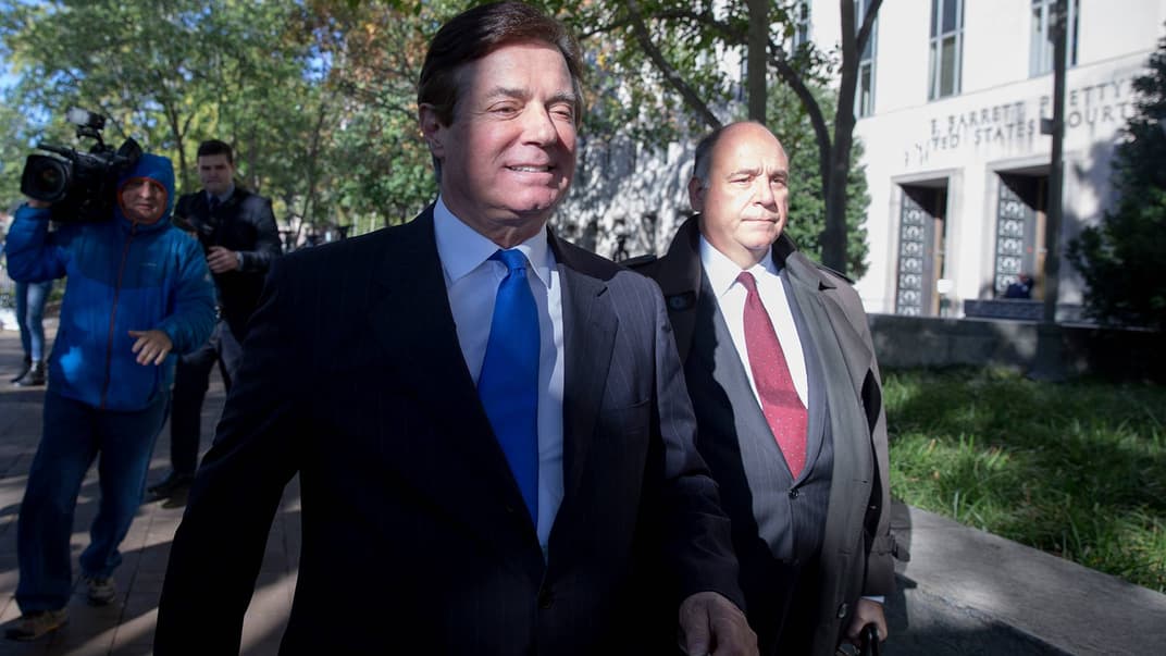 Колишній керівник виборчої кампанії Дональда Трампа Пол Манафорт (ліворуч) із своїм адвокатом Томасом Зінле залишають будівлю окружного суду США, Вашингтон, 30 жовтня 2017 року