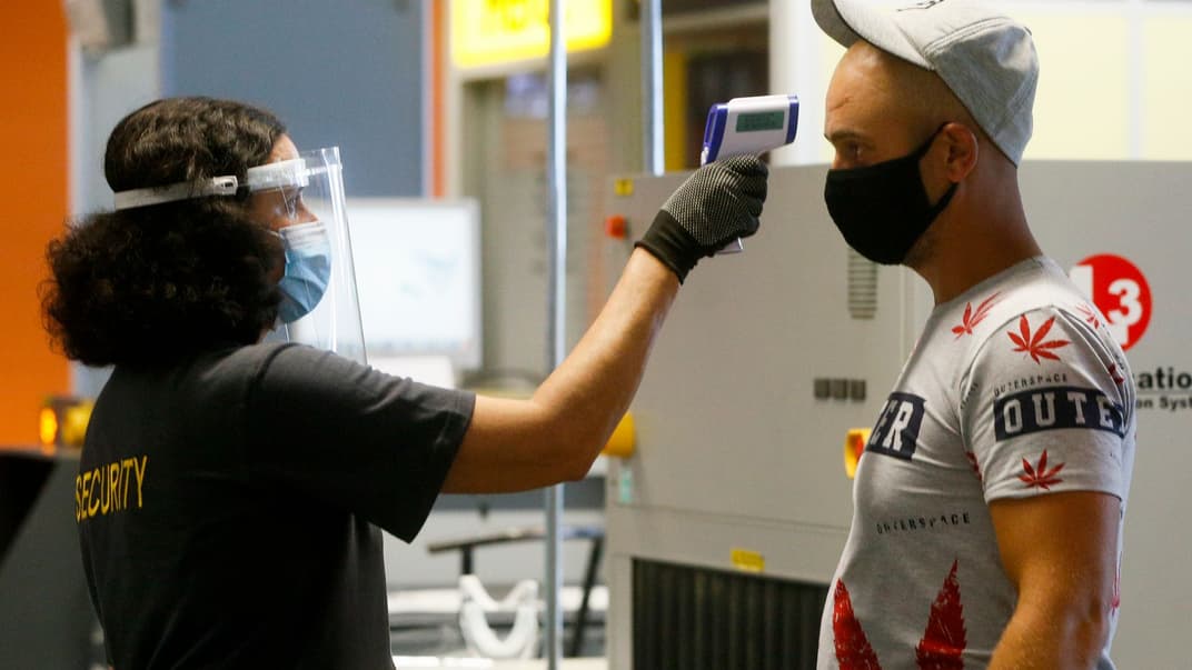 Пасажир у масці проходить температурний контроль у міжнародному аеропорту «Бориспіль» неподалік Києва, 15 червня 2020 року