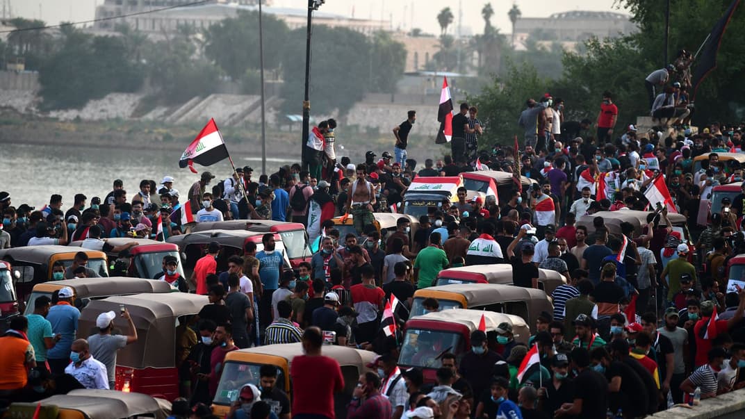 Іракські протестувальники через міст Аль-Джумхурія рухаються до будівлі іракського уряду. 26 жовтня 2019 року. 