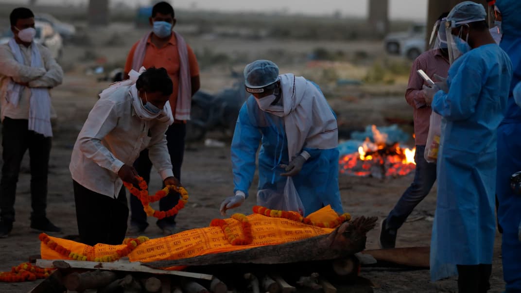 Прощання з померлим від COVID-19 перед його кремацією біля річки Ганг. Аллахабад, штат Уттар-Прадеш, Індія, 8 травня 2021 року