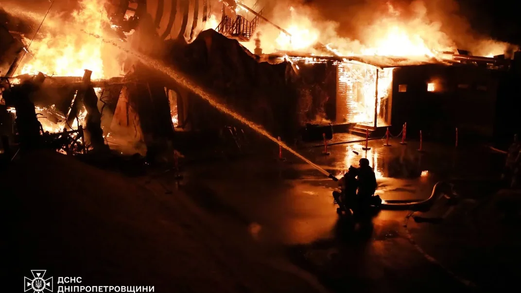 Спасатели ликвидируют пожар, возникший в результате российской атаки в ночь на 29 марта 2025 года