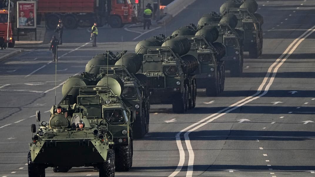 російські зенітно-ракетні системи С-400 на військовому параді в Москві,  9 травня 2023 року