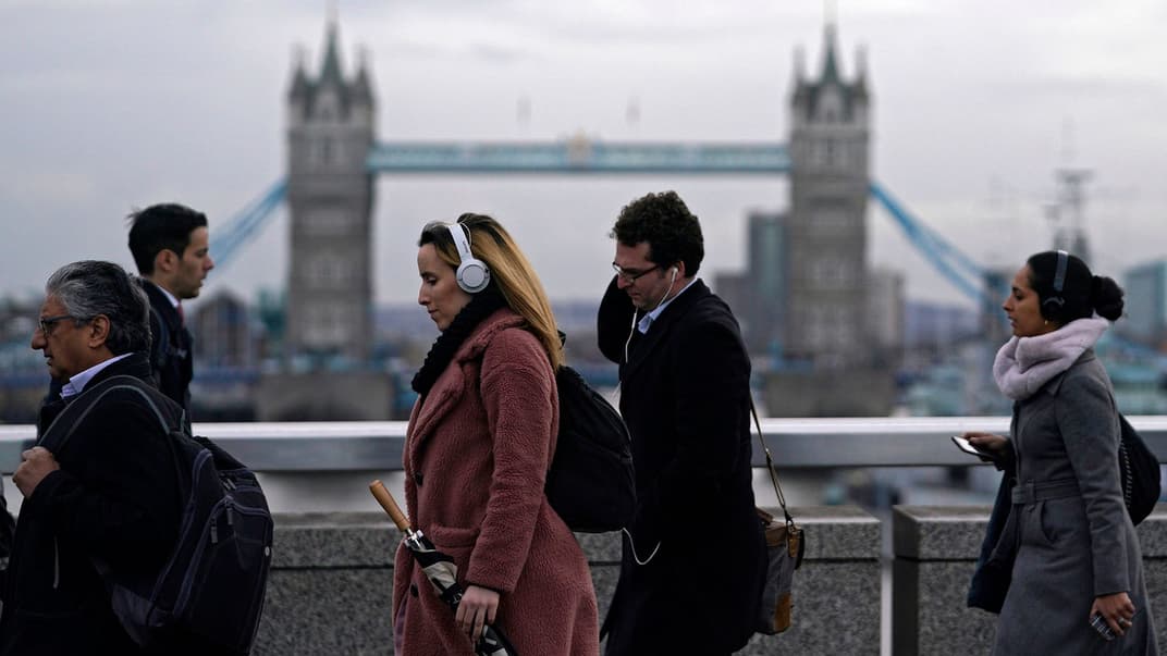 Прохожие пересекают Лондонский мост в деловом центре Лондона, Великобритания, 27 января 2020 года. 31 января Великобритания официально перестала быть членом Европейского Союза