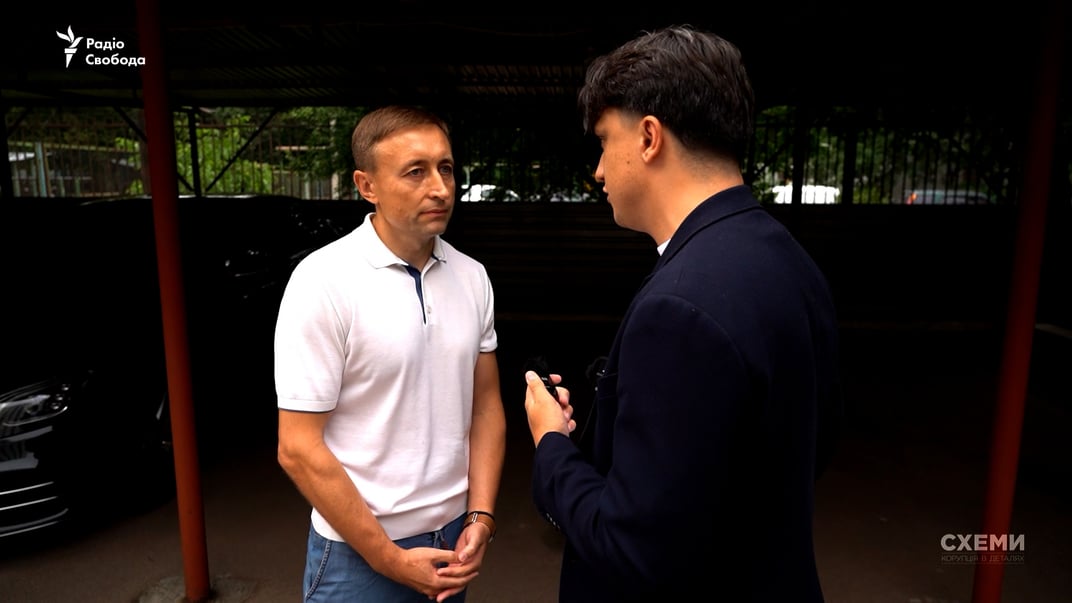 Журналіст спілкується з очільником Енергетичної митниці Анатолієм Комаром