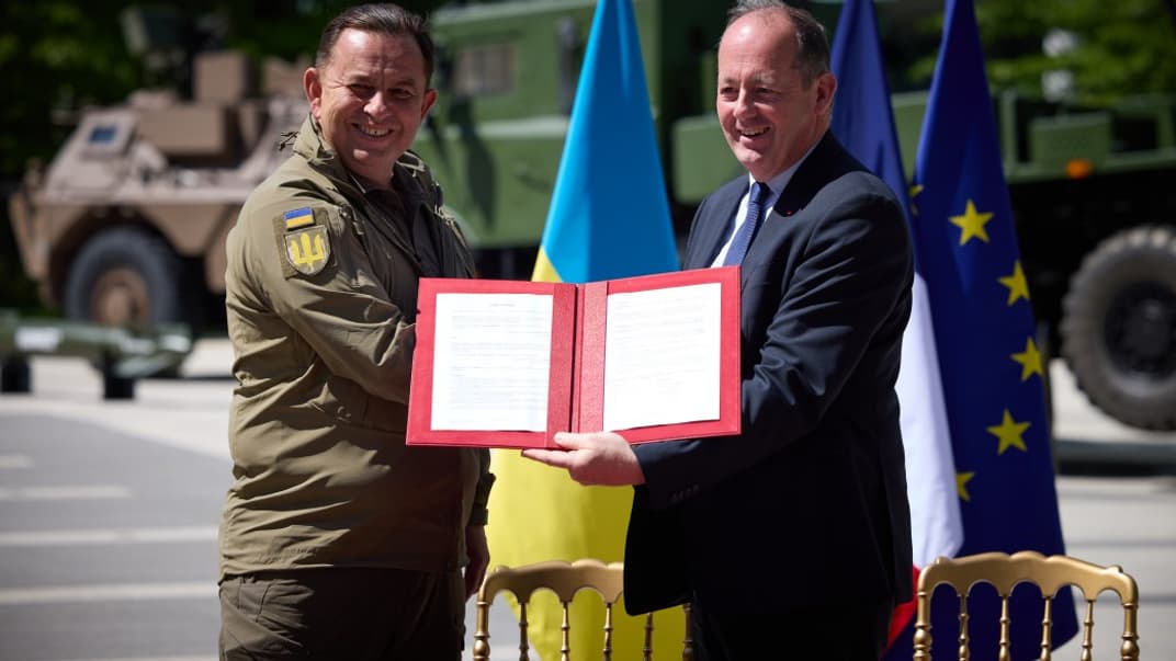 Представники України та Франції підписали угоди щодо спроможності з виробництва боєприпасів, Париж. 7 червня 2024 року