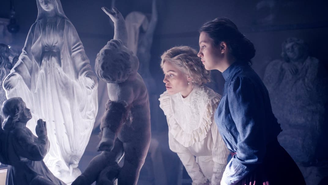 Актриса Адель Сколик в роли Алеси Романовой и Марианна Янушевич в роли служанки Стефании в фильме Кристины Сиволап «Преданная» по мотивам романа Софии Андрухович «Феликс Австрия»