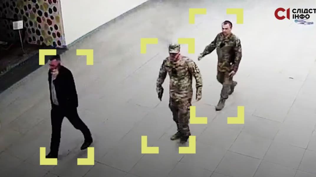 Імовірний працівник СБУ та співробітники ТЦК заходять у торговий центр, куди прибув журналіст Євгеній Шульгат, 1 квітня 2024 року